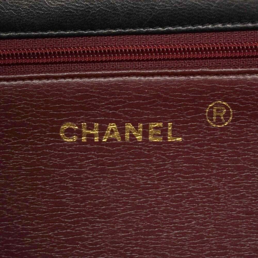 CHANEL Black Lambskin Leather Shoulder Bag - Picture 5 of 16